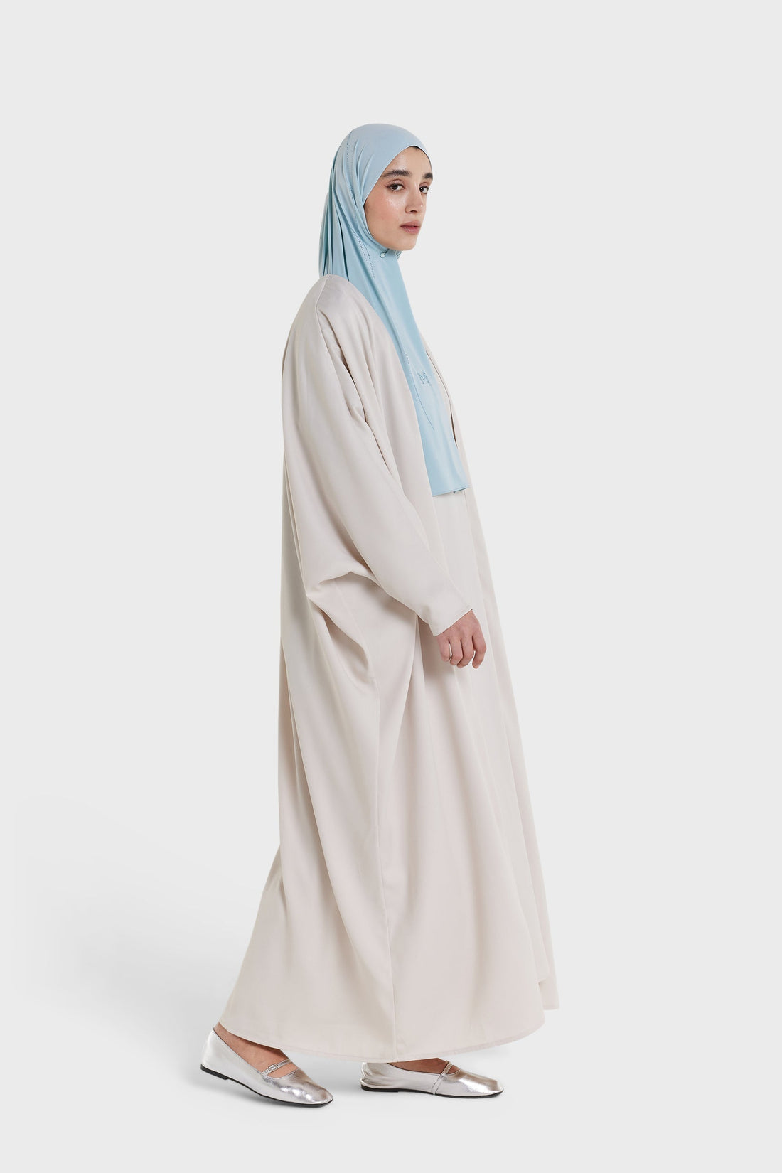 Doffe satijnen vleermuismouw abaya | Biscuit